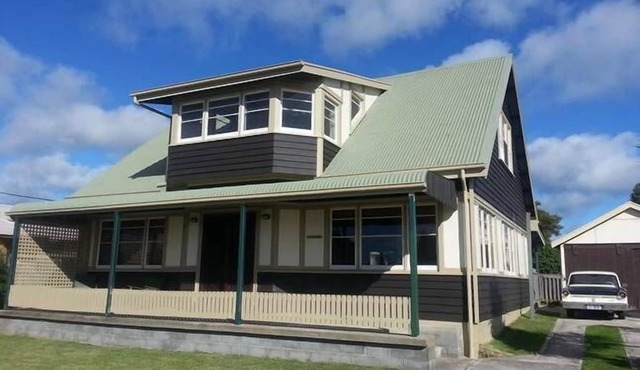 Beachside - Beauty Point. Unique Spacious Waterfront Pet-friendly