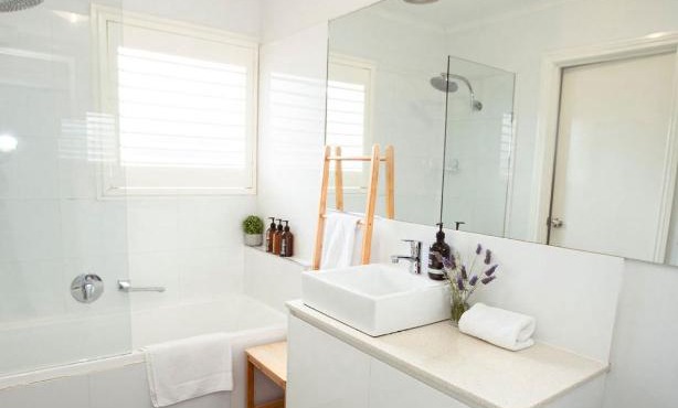 Beachside Getaway Bay Views North Shore VIC Sleeps 12 Free Wifi