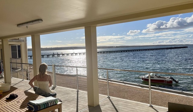 Beachside & Jetty View Apartment 1 (Admiral Apartment)