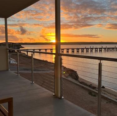 Beachside & Jetty View 5 - Harbour Master Apartment