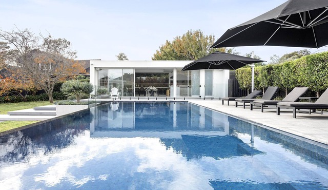 Beachside Paradise: 4 BR, 4 BA House in Frankston South, Sleeps 9