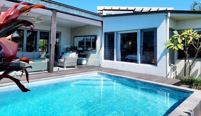Beachside Tropical Oasis with Pool 4 Bedrooms / 3 Bathrooms