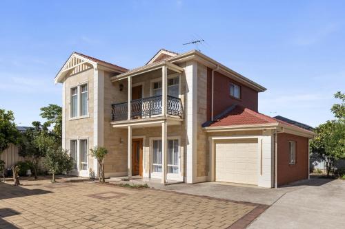 Beautiful 4 Bedroom Home Near Marion & Flinders