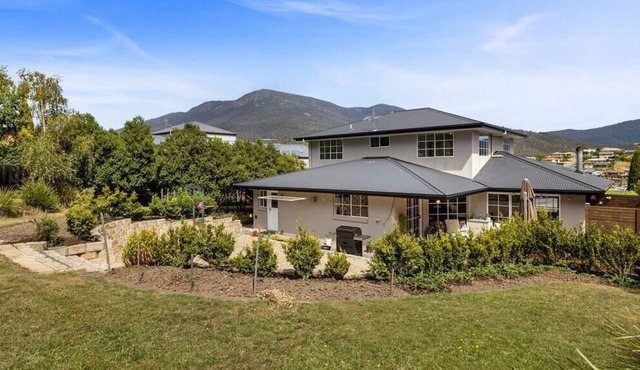 Beautiful Hobart Family Home 4 bed, 5 kms to CBD