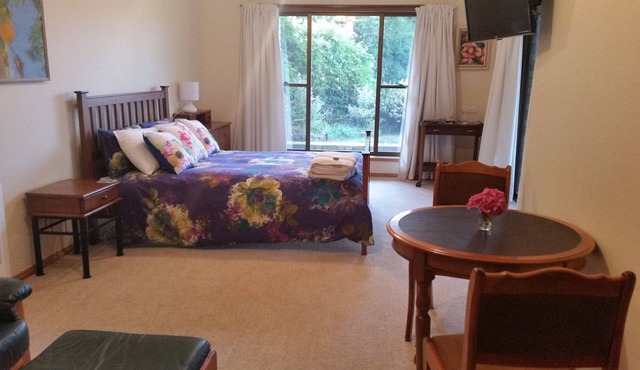 Beezneez B&B - beautiful garden setting