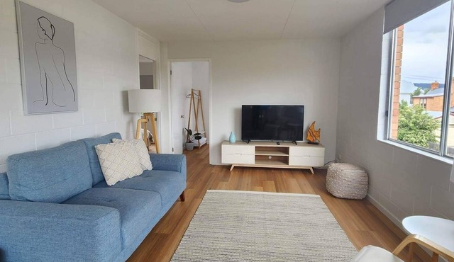 Bellerive Bluff 2 Bedroom Apartment has water views, close to Restaurants, Beach