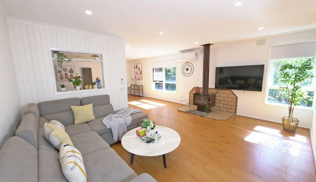 Best Location Entire House Huge parkland doorstep