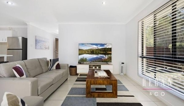Big Family pet friendly house, in Sandstone Point, Bribie
