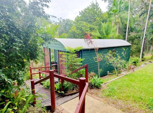 Birdsong Train Carriage Cabin with Outdoor Bath