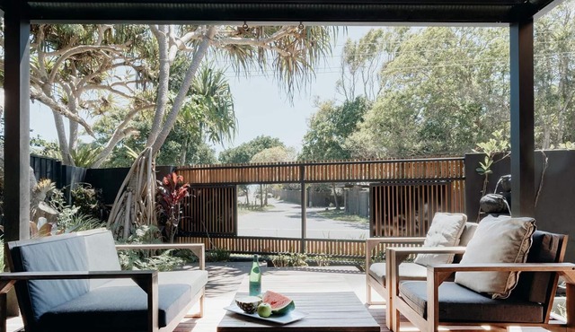 Black on Belongil - Beach Houses of Byron