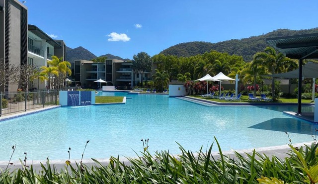 Blue on Blue Deluxe King or Twin room, steps from ferry, amazing pool, wifi