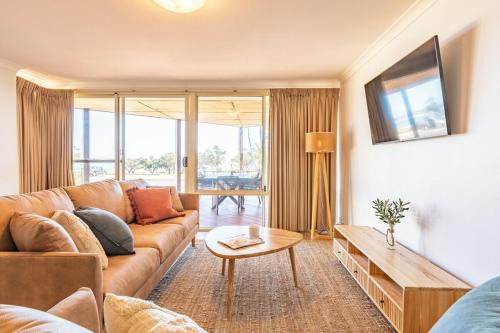 Blue Waters - Beachfront and River View - Sleeps 6 -Central Kalbarri
