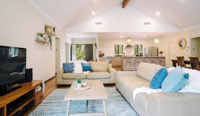 Blue Wren Secluded Bushland Retreat with Pool