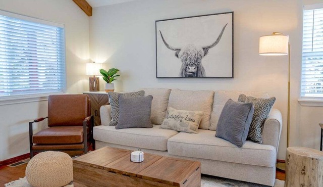 Bluebird Day - Mountain Escape, Cozy a 3-bedroom home in Bend, OR. in Bend