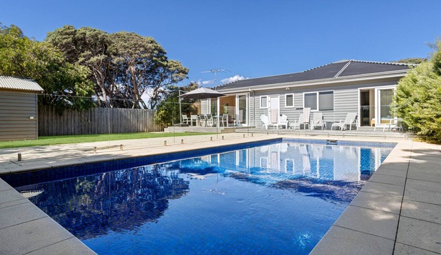 Bluetopia Spacious Rye Retreat with Pool and BBQ in RYE