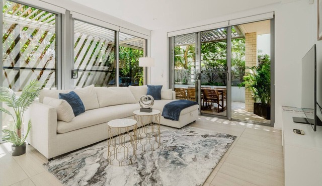 Bondi Luxe Retreat | Modern 2BR | Hot tub + Sauna