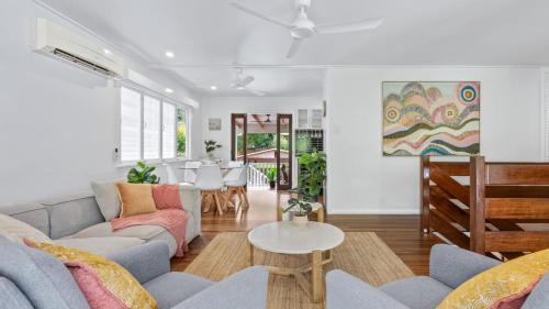 Botanica View Spacious Edge Hill Home with Pool and Views in Edge Hill