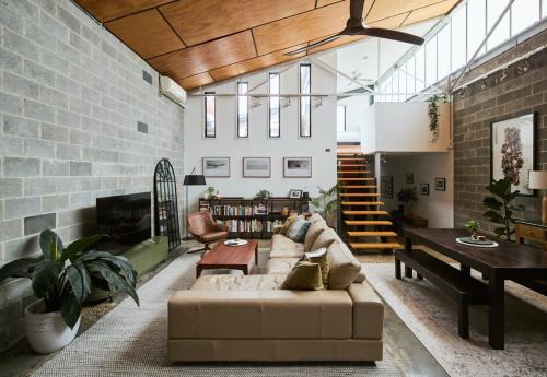 Bottega Loft - Industrial Charm with Artistic Flair