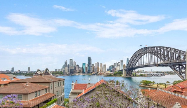 Boutique 2-Bed with Stunning Sydney Harbour Views