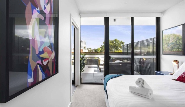 Boutique Unit with Huge Terrace near Cafes & Shops