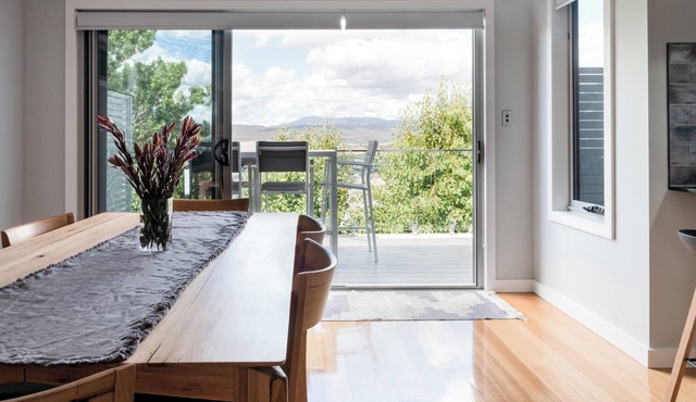 Breathtaking Views with Parking in Trevallyn