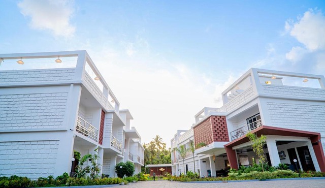 Breeze Inn Beach Resort in Srīvardhan