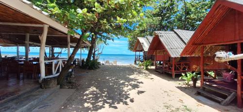 Breizh Cape Beach Bungalows in Ko Lanta