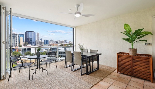 Bright 1-Bed with Great Views & Amenities