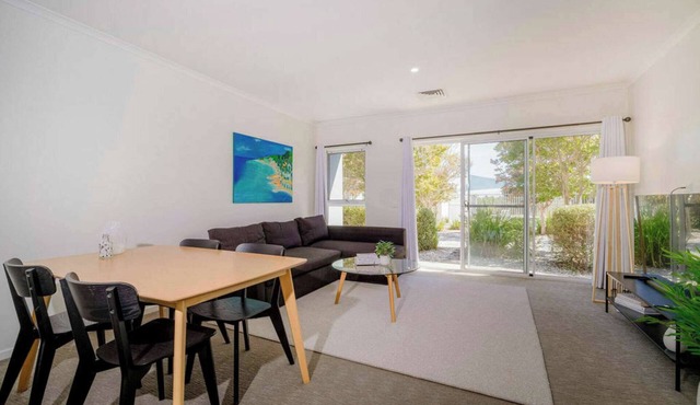 Bright 2BDR Apt with Pool Access Williamstown