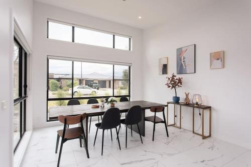 Bright and Chic House at Throsby with 4 Bedrooms