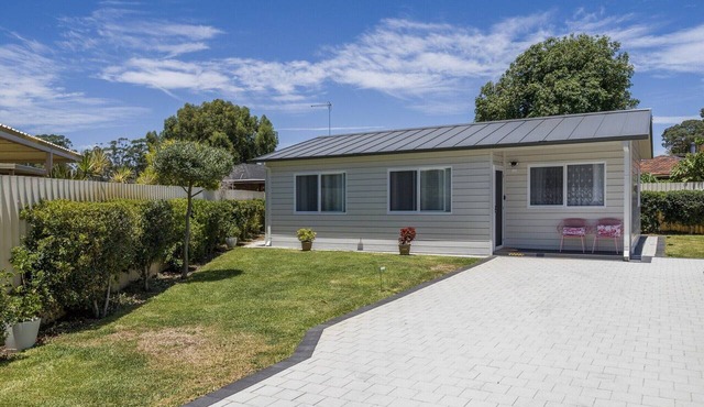 Bright and Spacious 2-Bed Thornlie Family Home