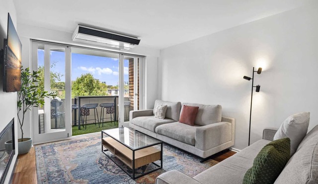 Bright Apartment Near St Kilda Beachfront