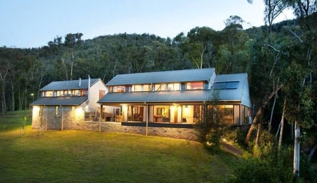 Bright Barn Retreat.Relax in style with 17 acres of stunning Alpine views