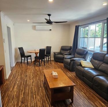Bright, central and private home in Frankston