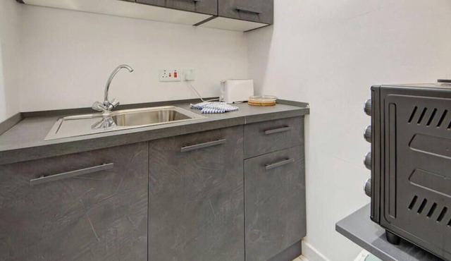 Bright Msida Studio · King Bed - Fast WiFi in Msida