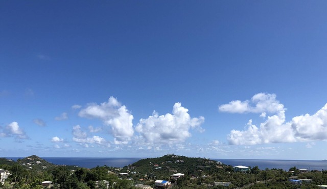 Bright Ocean View Studio - AC, Wi-Fi, generator 1 mile to Cruz Bay in st john