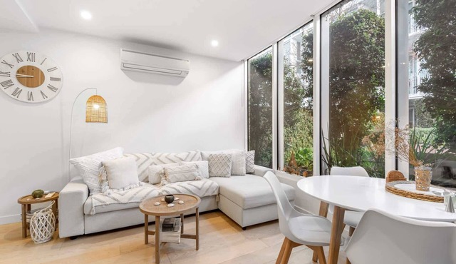 Brighton 1-Bed Apartment with Balcony