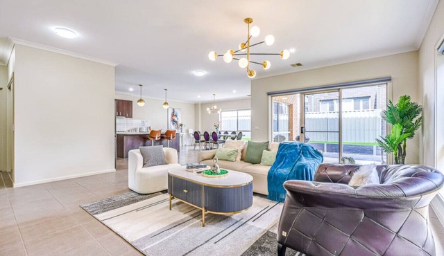 Broadstone PC 9-bed 5-bathroom Luxe Family House Double Storey