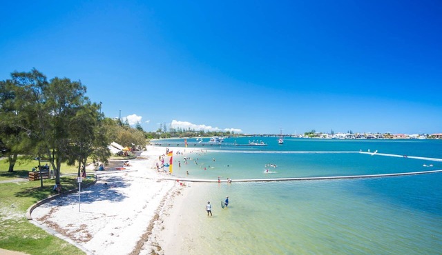Broadwater Paradise - A short walk to the beach