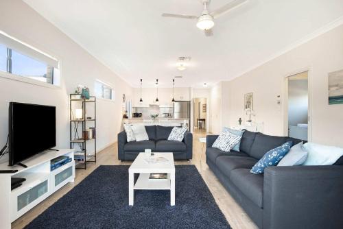 Brookings Perch - Riverside Stay near Cafés & Wharf