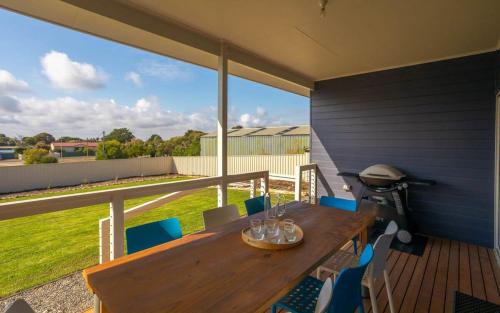 Bryant Blue 10 Bryant Crescent, Goolwa Beach Light-Filled Family Beach House Walk to Goolwa Beach Sleeps 10 Pets Negotiable