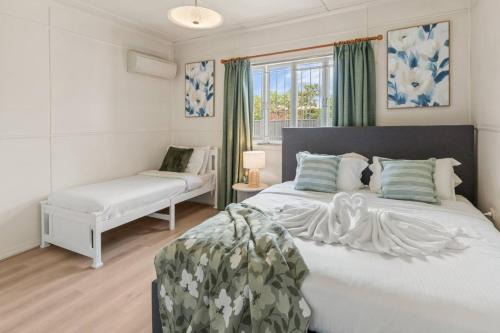 Budget Friendly Stay for 7 Two Minutes Walk to Train