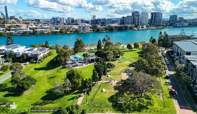 Bulimba Apartment - Ferry Access - Near Oxford St - Sleeps 8 - Baby & Work Ready in Brisbane