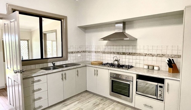 Bunbury Cottage - Holidays, Business or Contractors