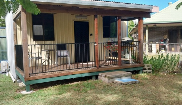 Bundaberg PETS A/C Small Rustic Cabin 1 bed kitchenette fridge bathroom BBQ deck
