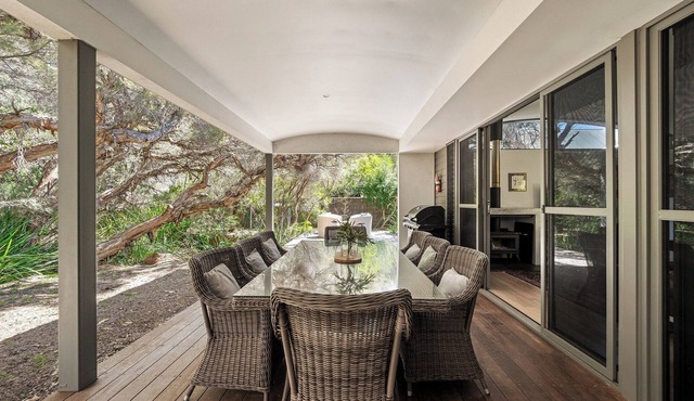 Bunker Bayhouse Beachfront Retreat next to Resort