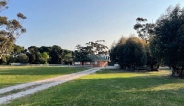 Burra Farmhouse Comfortable 3 bedroom home situated between Burra and Clare.