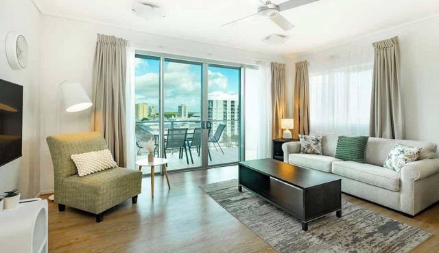 Cairns Lookout—Waterfront Views with Pools & Gym