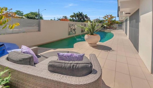 Cairns North 4-Bed with Outdoor Dining & Pool