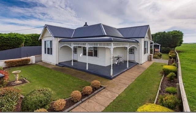 Calgary House & Cottage Accommodation